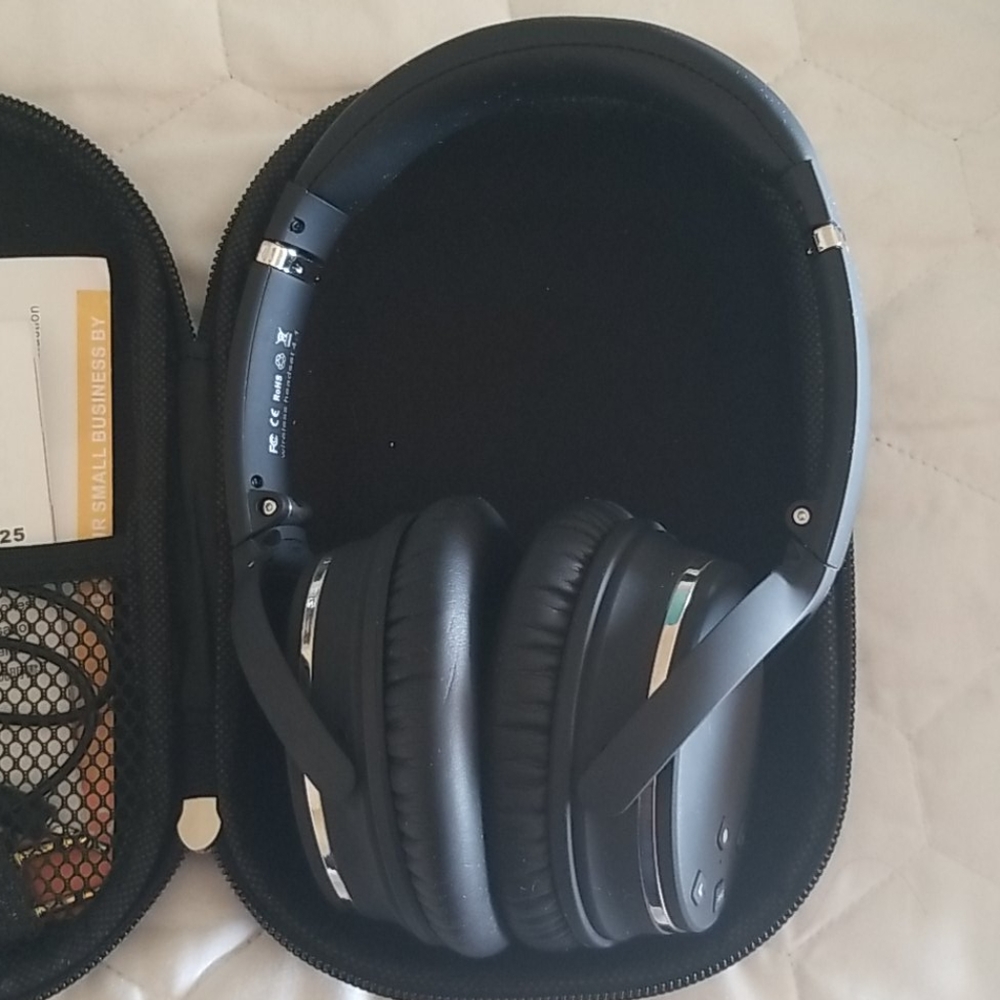 BRAND NEW wireless headphones